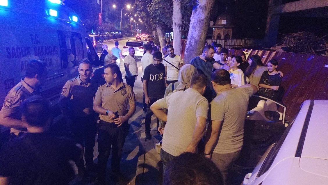 Yaya geçidinde çocuğa çarpan sürücü inşaat duvarına daldı