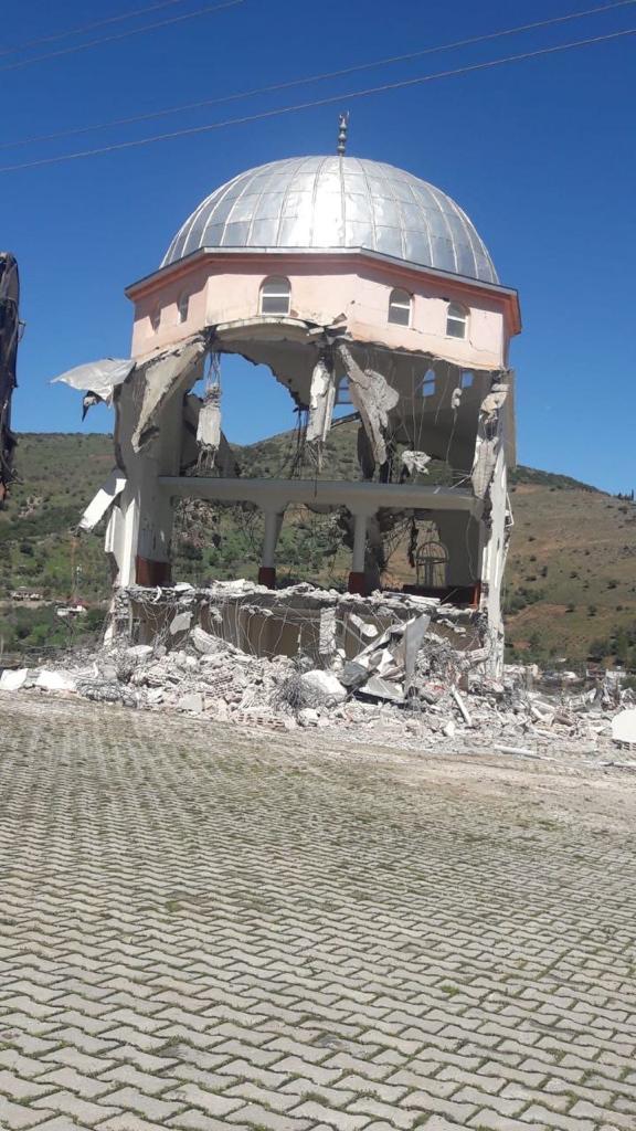 Depremde hasar alan minareler kontrollü olarak yıkılıyor