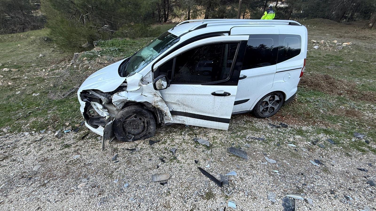 Kahramanmaraş’ta hafif ticari araç ile otomobil kafa kafaya çarpıştı: 1 yaralı