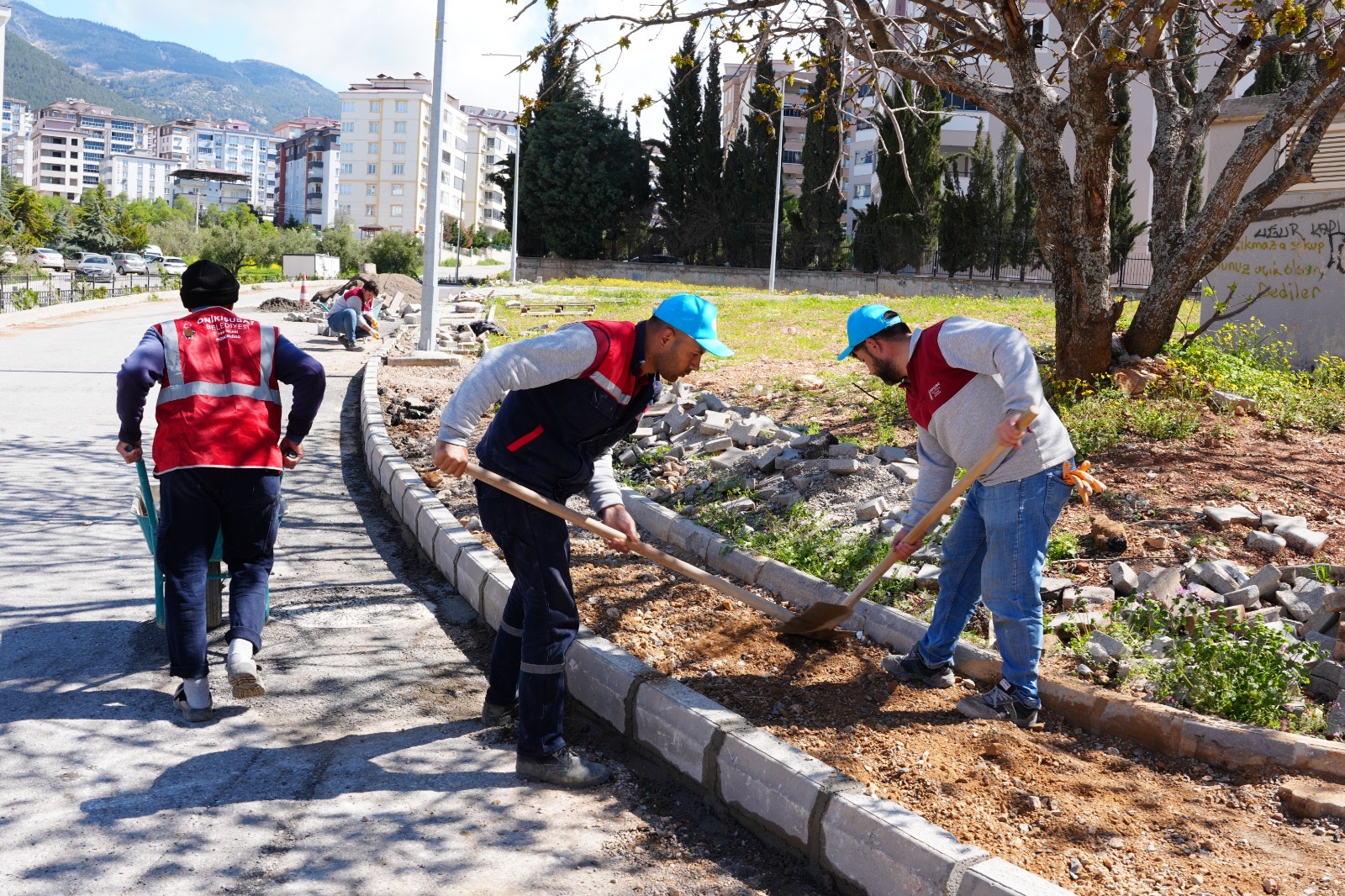 Onikişubat Belediyesi’nden 9 farklı mahallede eş zamanlı kaldırım ve yol çalışması