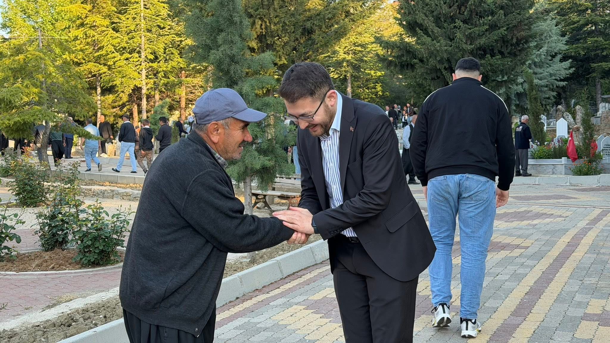 Başkan Yemliha Göktaş Mezarlık Ziyaretinde Vatandaşlarla Bayramlaştı