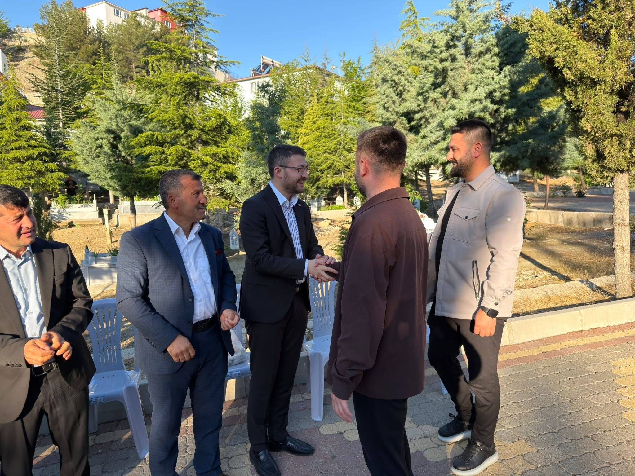 Başkan Yemliha Göktaş Mezarlık Ziyaretinde Vatandaşlarla Bayramlaştı
